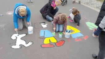 Deshalb haben die Anwohner und die Gemeinde Wallerfangen beschlossen, ein Zeichen zu setzen. Um auf die Kinder aufmerksam zu machen, wurde die Straße von den Kindern bemalt.