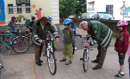 Die beiden Verkehrserzieher der Polizei, Herr Krüger und Herr Richter, überprüften zunächst die Räder der Kinder auf Verkehrssicherheit.