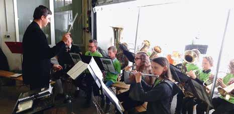 Am Florianisonntag spielten die Musikerinnen und Musiker für die Feuerwehr und wurden hierbei vom Jugendorchester unter der Leitung von Robert Orthaber unterstützt.