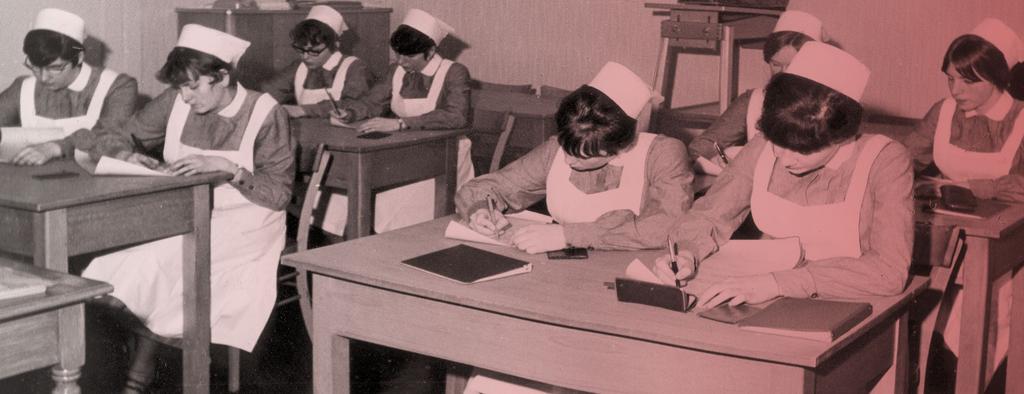 DIE PFLEGEAUSBILDUNG ZU PROFESSIONALISIEREN WAR EIN MOTIV FÜR DIE GRÜNDUNG VON DRK-SCHWESTERNSCHAFTEN 1875-1975-HEUTE Die DRK-Schwesternschaft Berlin ist mehr als ein Verein.