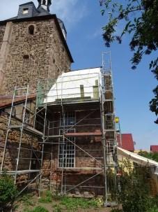 Kirche Tilleda Bauarbeiten begonnen Seit Ende Juli ist der Ost-Teil der Kirche von Tilleda eingerüstet: Nachdem 2017 bereits der Dachstuhl und die Schiefereindeckung des Kirchenschiffs erneuert