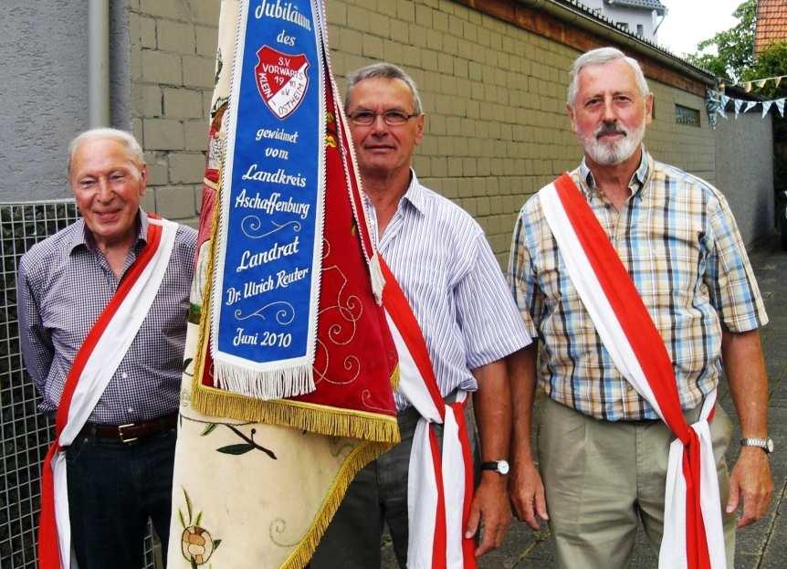 Unsere Fahnenabordnung von links August Herzog, Otto Stadtmüller und Harald Durschang mit der Vereinsfahne, die mit einem Fahnenband gestiftet vom Landkreis Aschaffenburg anlässlich unserer 100