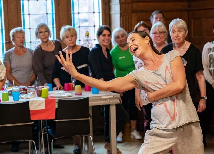 20 Kunst & Kultur Tanzen will gelernt sein: Choreografin Be van Vark zeigt, wie es geht (oben). Sunhild Schöpe, Ingrid Meutzner, Heinz Ebersbach und Diana Krannich hatten Freude beim Proben (links).