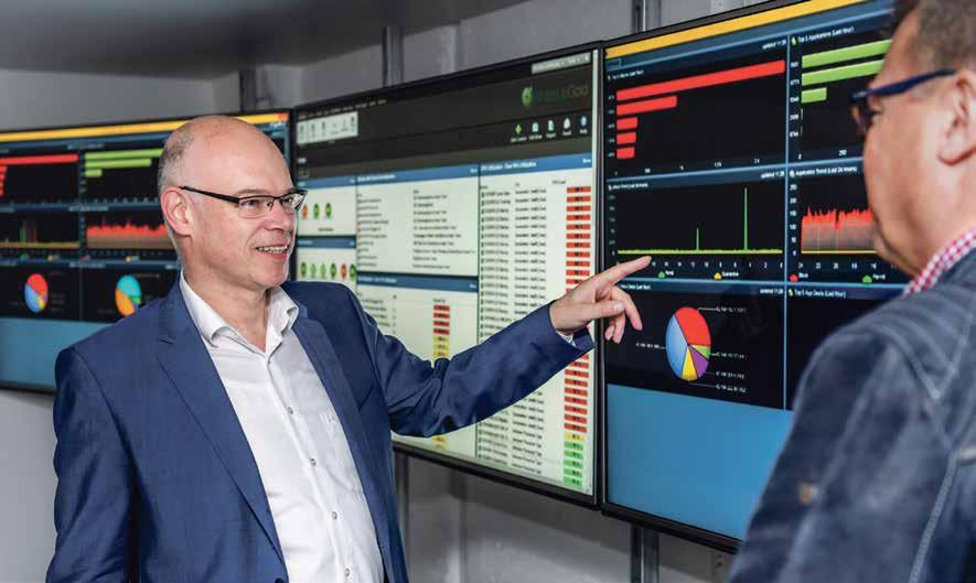 22 WESER WIRTSCHAFT BILDER IN DER PR D Lsr mit a d Arbitsplatz hm CosultixGschäftsführr Adrs Dickhut rklärt si MoitorigSoftwar Farb ud glichzitig di Grudbdigug für all adr.