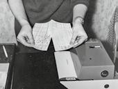 RUBRIK mikrofilme und zentralcomputer erleichtern die auswertung Spielscheine wurden mittels Belegleser mit einer Registriernummer versehen Alle angenommenen Spielscheine wurden in der Verkaufsstelle