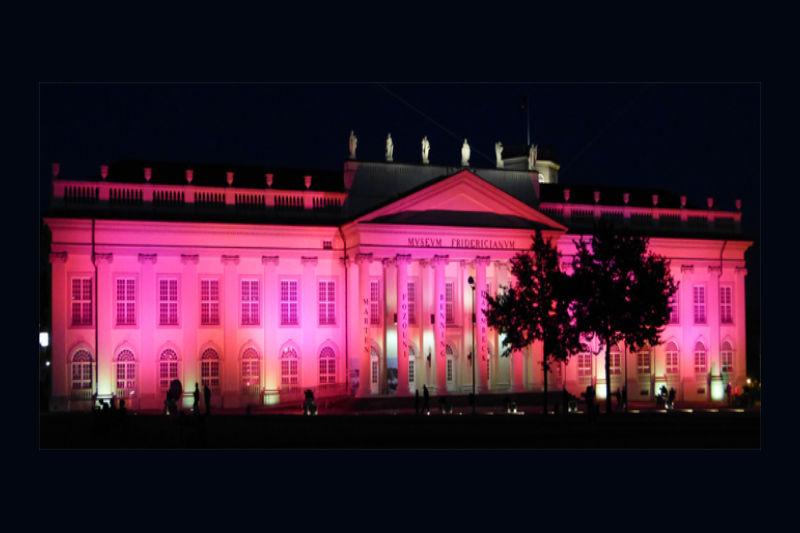 Welt-Mädchentag: wird es Pink In Kassel Plan International setzt zum 11. Oktober bundesweit leuchtende Zeichen Das Fridericianum erstrahlt in Pink zum Weltmädchentag am 11.
