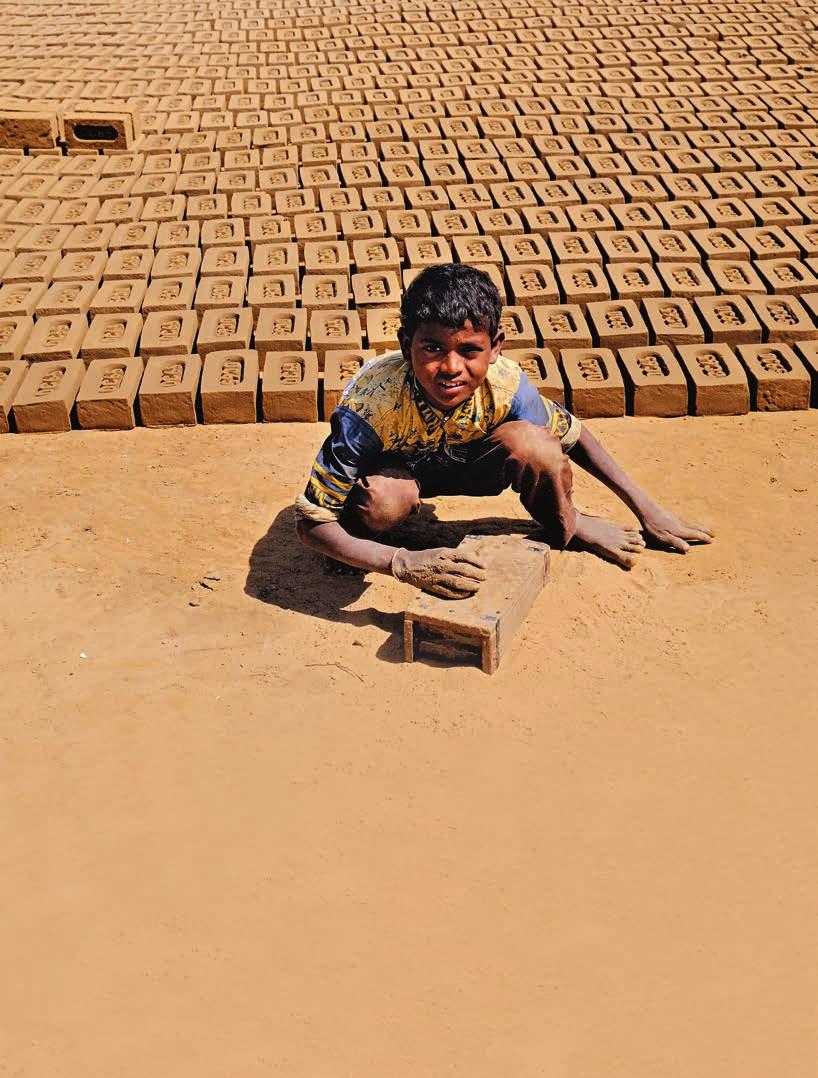ZUKUNFT STATT ZIEGEL Viele Kinder im Norden Indiens müssen auf den Ziegelfeldern arbeiten, so wie der zehnjährige Tarun*. Eine unbeschwerte Kindheit ist hier nicht möglich.