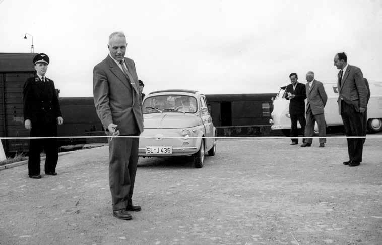 Die Freigabe der neuen Verladestation im Jahre 1959. Im Jahr darauf werden bereits 98 867 Autos auf diesem Wege auf die und von der Insel transportiert.