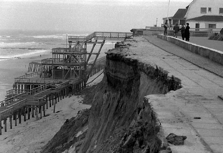Dem Kliffkieker, das ist die ehemalige Strandhalle Wenningstedt, droht nach einem Sturm im Jahre 1983 der Absturz am Roten Kliff.