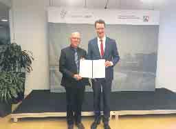 NRW-Verkehrsminister Hendrik Wüst und Harald Pütz, Leiter des Straßenverkehrsamtes des Rhein-Sieg-Kreises, haben jetzt einen Letter of Intent (LoI) zur Baustellenkoordination unterzeichnet.