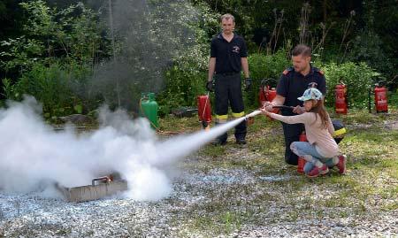 Die Kinder wussten somit bereits gut darüber Bescheid, wie ein Feuer entstehen kann (Wärmequelle, Brandmittel, Sauerstoff etc.). Umso aufregender war es, das Ganze einmal in natura zu erleben.