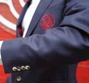 Mit rotem Viskosefutter und Hornknöpfen ausgestattet, sowie aufgesetzter Brusttasche und gesticktem Club- Emblem.