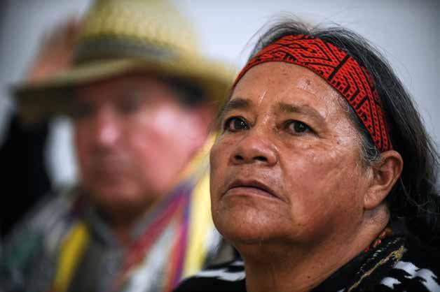 AFP PHOTO / Raul Arboleda Getty Images Die indigenen Völker Kolumbiens waren vom Bürgerkrieg besonders betroffen. Der ist nun beendet, aber die Bedrohung durch Landraub hält unvermindert an.