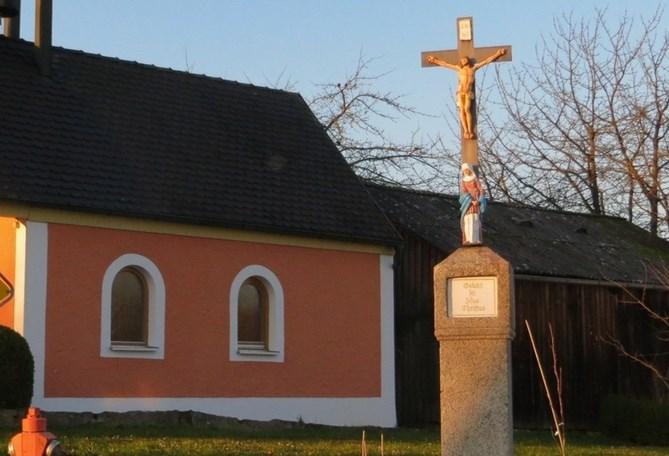 10 DORFKREUZSANIERUNG RAUBERSRIED Dorfkreuz in Raubersried wurde saniert Man sieht es dem Dorfkreuz nicht an, dass es restauriert wurde. So sollte es auch sein.