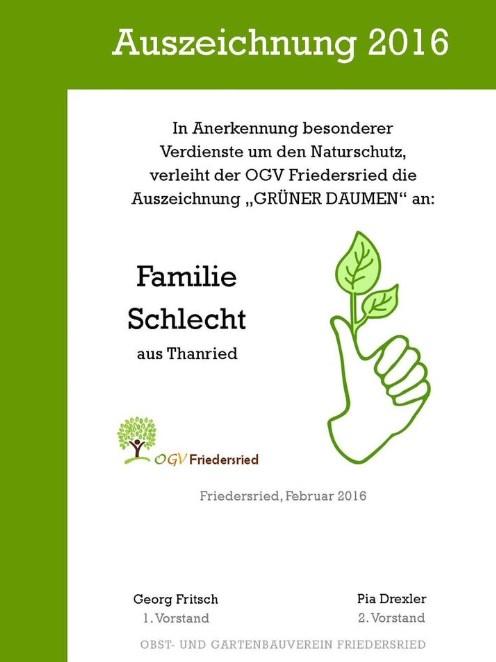 4 AUSGEZEICNET! - GRÜNER DAUMEN 2016 Ausgezeichnet! - GRÜNER DAUMEN 2016 Die Familie Schlecht aus Thanried erhält den ersten Naturschutzpreis des OGV Friedersried.