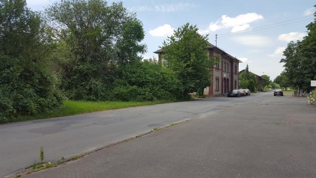 Innerhalb des Planbereichs befinden sich zwei bauliche Anlagen - zum einen der bereits gewerblich genutzte Bahnhof, zum anderen ein ehemaliger Güterschuppen der Bahn.