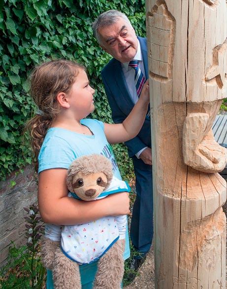 Johannes Lunenburg Besuch des NRW-Innenministers Herbert Reul Sohn, Schneeflocke Erinnerung an die junge Arbeitskollegin, weil diese einzigartig ist, und sie immer eine Kette in der Form getragen hat.