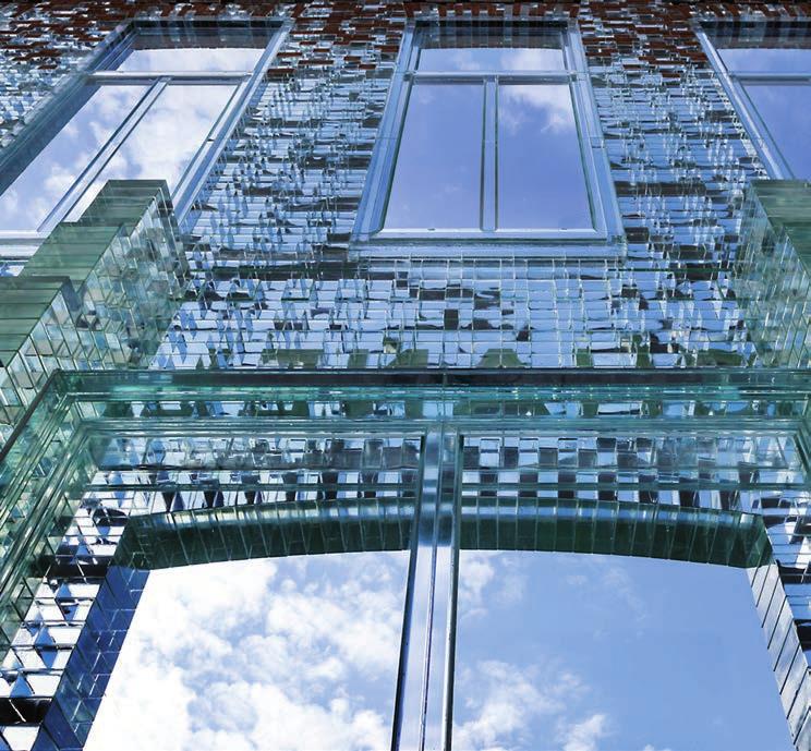 Crystal Houses in Amsterdam mit dem Flagshipstore von Chanel ist ein Bauwerk der Superlative. Ein gläserner Palast, Stein um Stein geklebt. 700 Meter geballter Luxus: Auf der P. C. Hooftstraat in Amsterdam reiht sich Edelboutique an Edelboutique.