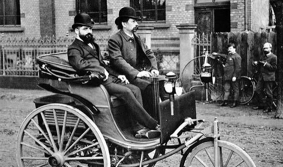 August Horch gründete 1899 sein Unternehmen in Köln und baute 1900 sein erstes Automobil mit dem von ihm entwickelten stoßfreien Motor.