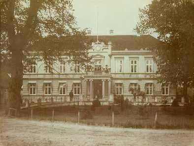 Der «tolle Fritz» hoch zu Ross vor dem Plüggentiner Gutshaus, um 1900.