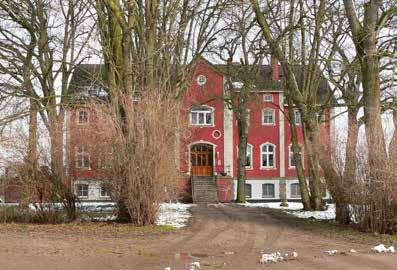 1 Rudolph, Insel Rügen, S. 147. Das Gutshaus Berglase musste nach einem Brand im Jahr 1988 saniert und mit einem neuen Dach versehen werden, März 2018.