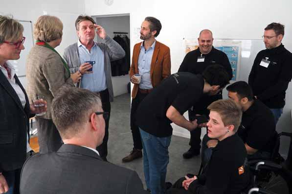 10 Menschen mit Behinderung messen Qualität sozialer Dienstleistungen Minister Manne Lucha informiert sich über gefördertes Projekt In einem kleinen Büro in Stuttgart befinden sich die Arbeitsplätze