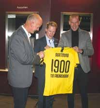Noch bevor sein Gastvortrag beim Sponsorenabend des TuS Friedrichsdorf startete, hielt Carsten Cramer, Geschäftsführer Borussia Dortmund, eine Überraschung für den TuS bereit.