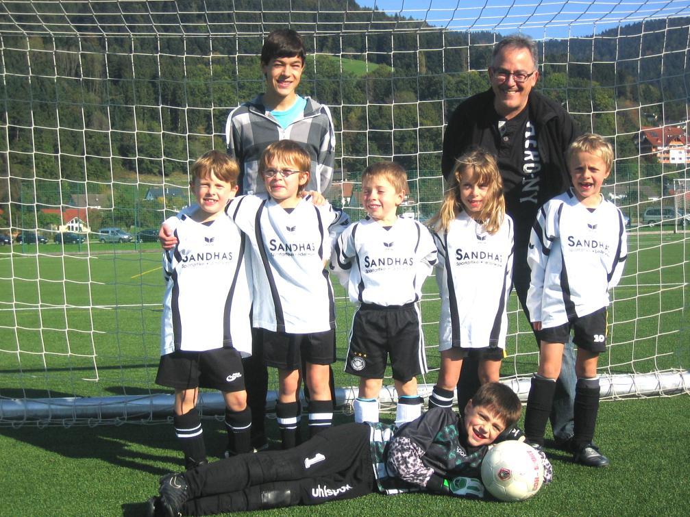 F-Jugend- und Bambinispieltag in Fischerbach F2-Mannschaftsbild von links nach rechts: Finn Wernet, Linus Lehmann, Jano Herr, Moana und Björn Sauter sowie Torwart David