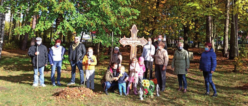 8 11/2020 15 Personen entschieden sich dafür, am 24. Oktober Zeit zu opfern, um auf dem evangelischen Friedhof in Peitschendorf Ordnung zu machen.