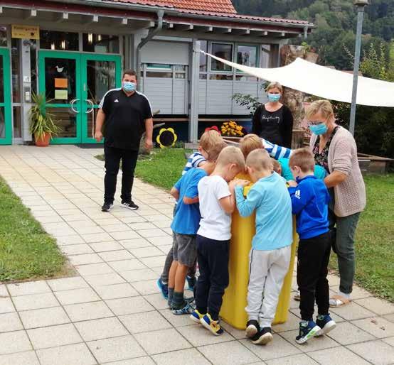 30 vereinsnachrichten Scheine für Vereine : SV Schöllnach beschenkt die Kindergärten Der SV Schöllnach hat dank der Unterstützung der Fans bei der Aktion Scheine für Vereine von Rewe einige Punkte