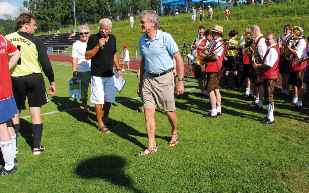 Großes Bild: Sepp Meier wird begrüßt vom 2.Bürgermeister Artur Schreiner, der auch die Moderation übernommen hat, dahinter steht 1. Bürgermeister Josef Brunner.
