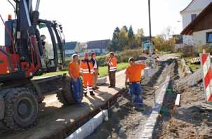 Kanäle und Wasserleitungen erneuert werden. Die Poststraße, wurde von der Firma H & T Baugesellschaft in Ruhmannsfelden im Vollausbau ausgeführt.