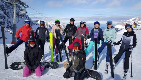 Wintersportwoche 2020 Am Montagmorgen versammelten wir uns alle auf dem Schulareal, um mit dem Car nach Engelberg ins Skilager zu fahren. Während der Fahrt wurde die Gruppeneinteilung bekannt gegeben.