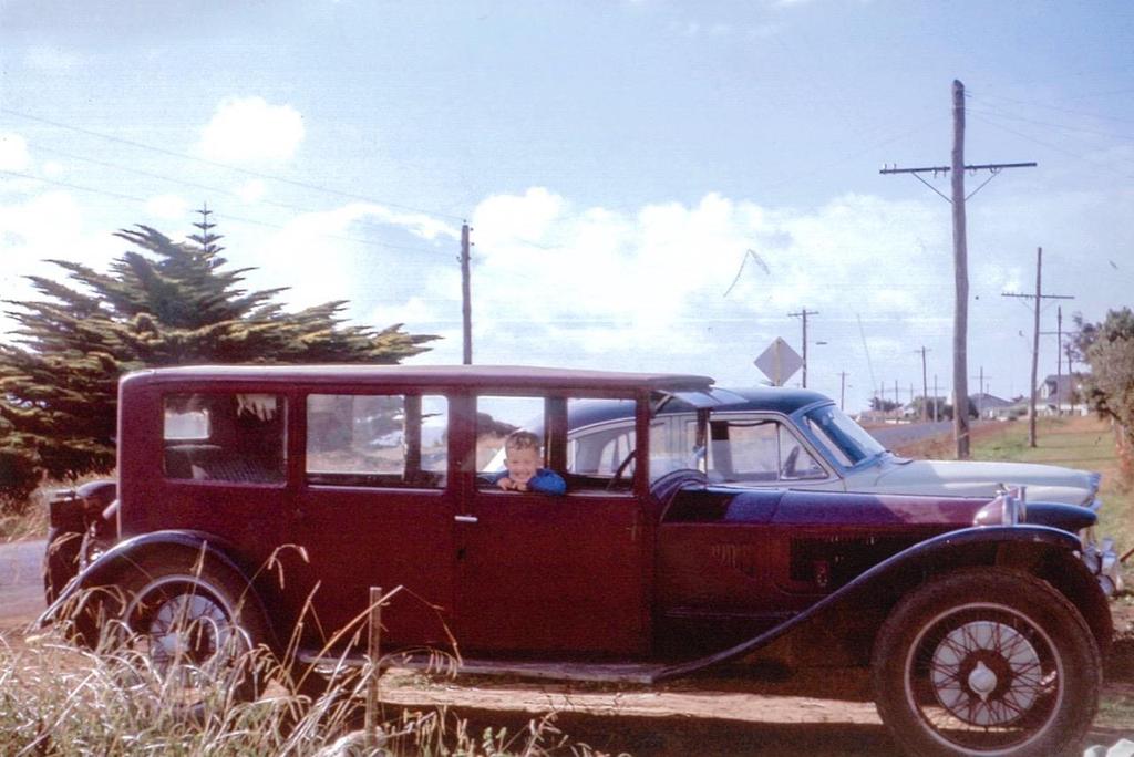 Meine Schwester und ihre junge Familie lebten in den westlichen Bezirken des Staates Victoria, in der Nähe von Casterton; und bei häufigen Besuchen auf dem Hof hatte ich viele alte Autos auf