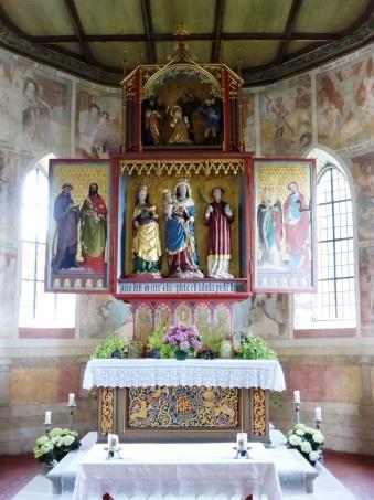 In dieser Kirche schlägt die älteste Glocke des Allgäus aus dem Jahr 1350 der Ort Zell ist im Jahr 817 erstmals erwähnt, also 1200 Jahre alt. Der Stempel liegt hinter dem Altar.