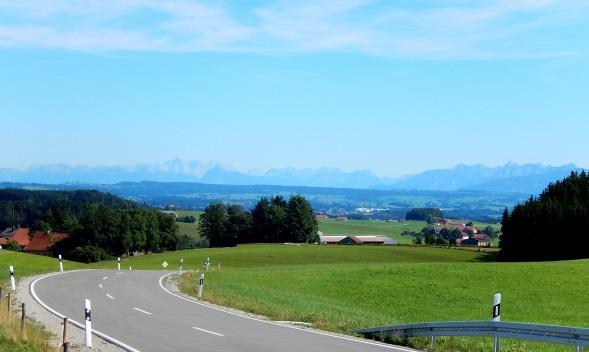 Wolfertschwenden ankommen. Von Wolfertschwenden bis Bad Grönenbach verläuft der Radweg neben dem stark befahrenen Autobahnzubringer zur A 7. Aber auch dieser Abschnitt vergeht schnell.