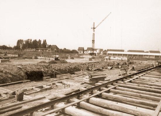 Juni: Im Jahre 1964: Fertigstellung eines Kinderspielplatzes im oberen Ortsteil von Frelenberg, der Feldweg von Frelenberg über Stegh nach Übach wurde zu einer Verbindungsstraße ausgebaut,
