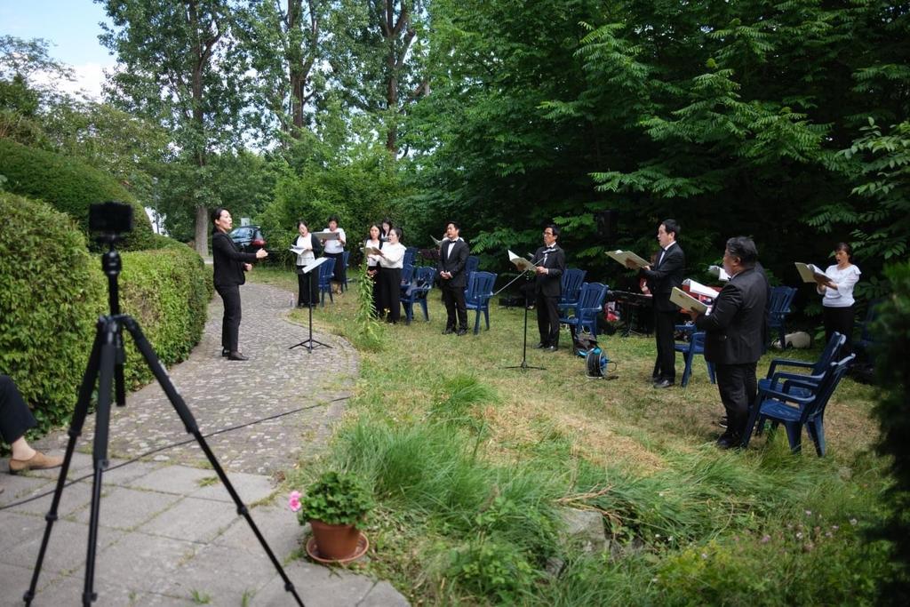 Unter der Leitung von Pfarrer Hannes Meyer musizierten sie auch an vier verschiedenen Orten, auch am Garten des Pfarrer-Pabst-Hauses.