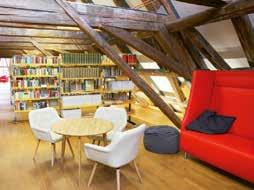Auskunft, Verlängerung und Online-Service Das Literaturhaus ist nicht nur Sitz der Stadtbücherei, sondern auch ein Ort des kulturellen Lebens.