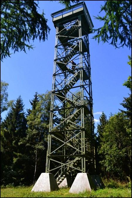 9. Station "Pfannenbergturm" Willkommen an der mehr als 100 Jahre alten Stahlkonstruktion, die einst als Förderturm des alten Schachtes der Grube Pfannenberger Einigkeit gebaut wurde.
