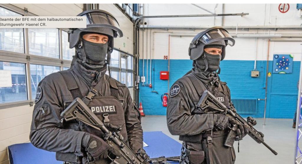 (Angehörige der BFE der Polizei Hamburg mit Sturmgewehr CR 223, Quelle: Hamburger Abendblatt vom 4.1.