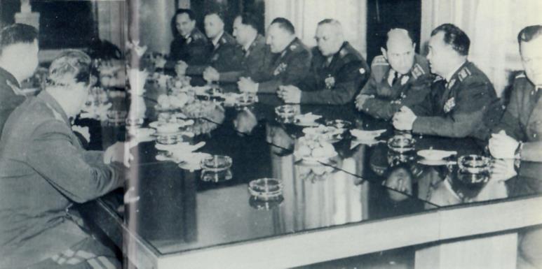 Eine Sitzung des Kollegiums des Verteidigungsministers mit einer bulgarischen Delegation im Jahre 1963 von links nach rechts: Ludvík Svoboda,