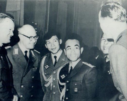 Ein Foto mit einer laotischen Delegation in der Tschechoslowakei von links nach rechts: ich selbst, Oldřich Černík, unbekannt,