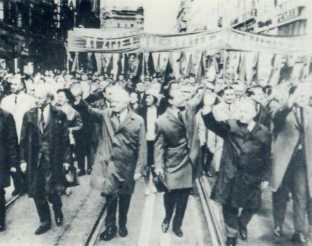 Mai 1968 in Prag: Der siegreiche Dubček (der dritte von