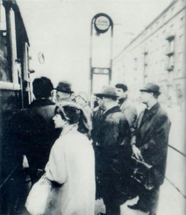 März 1971 in Bratislava: Dubček wartet auf einem Bus,