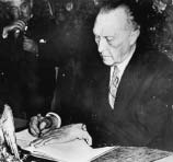 Die Würde des Menschen: antastbar? Franz Josef Wetz Der Präsident des Parlamentarischen Rates, Konrad Adenauer, unterzeichnet das Grundgesetz Bonn, 23. Mai 1949 Am 23. Mai 1999 begingen wir den 50.