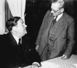 Anschließend verknüpfte Otto Suhr die von Hans Nawiasky in die Diskussion gebrachte Menschenwürde mit Carlo Schmids Carlo Schmid, Hans Nawiasky Staatsformel.