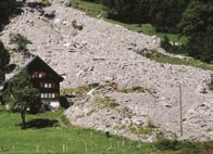 Projekt ClimChAlp Gerölllawine an einem Schweizer Bauernhaus Welche Auswirkungen haben Klimaänderungen auf Naturgefahren?