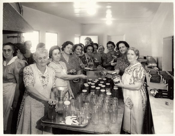FHV-Schwestern in Kalifornien konservieren Lebensmittel im Rahmen des Wohlfahrtsprogramms ihres Pfahles, um 1940 1928 berief Präsident Heber J. Grant Schwester Louise Y.