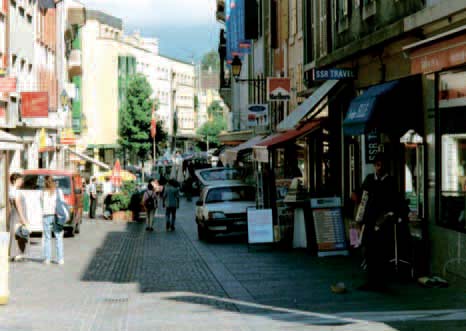 Diese Begegnungszonen gestatten das Miteinander aller Verkehrsteilnehmer auf der ganzen Verkehrsfläche.